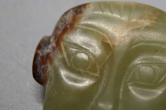 A JADE HUMAN FACE ORNAMENT SHANG DYNASTY (1600-1046BC) - photo 2