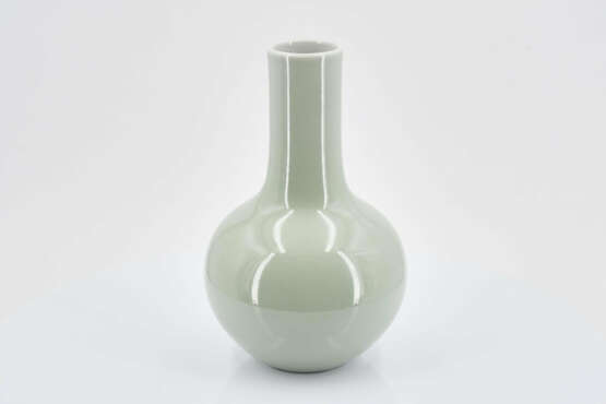 Small monochrome long necked vase - фото 2