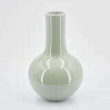 Small monochrome long necked vase - фото 2