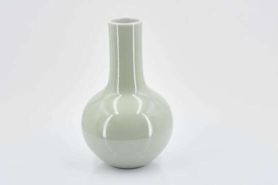 Small monochrome long necked vase - фото 3