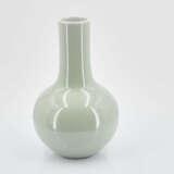 Small monochrome long necked vase - photo 3