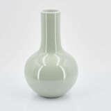 Small monochrome long necked vase - photo 4