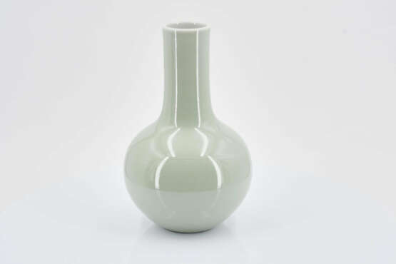 Small monochrome long necked vase - photo 4