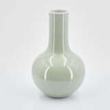 Small monochrome long necked vase - фото 5