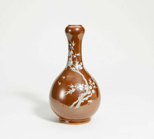 Garlic-head vase with flowering cherry and birds - photo 1