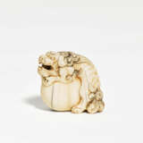 Netsuke of Shishi with a moveable ball in mouth - Foto 1