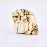 Netsuke of Shishi with a moveable ball in mouth - Foto 2