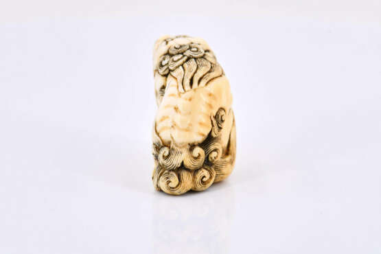 Netsuke of Shishi with a moveable ball in mouth - Foto 3