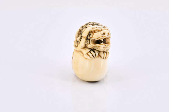 Netsuke of Shishi with a moveable ball in mouth - Foto 5