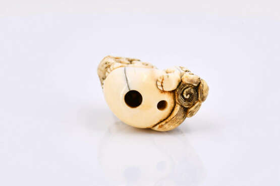 Netsuke of Shishi with a moveable ball in mouth - Foto 6