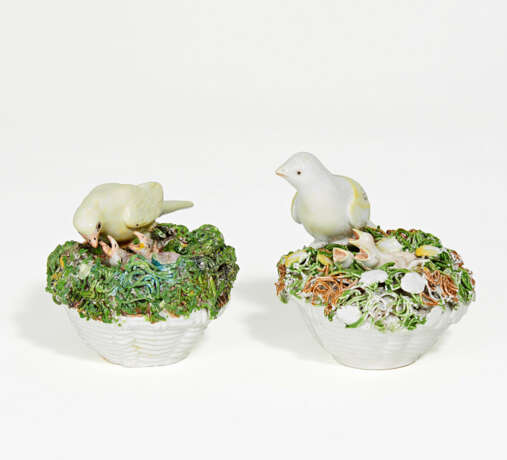 Meissen. Two porcelain bird nests with freshly hatched chicks - Foto 1