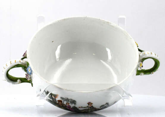 Meissen. Porcelain Écuelle on saucer with gallant scenes - photo 2