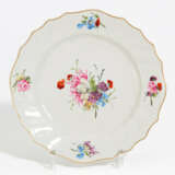 Den Haag. Porcelain plate with floral decor - фото 1