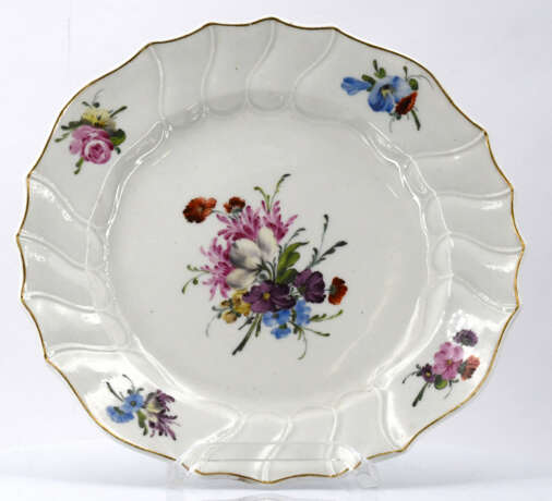 Den Haag. Porcelain plate with floral decor - Foto 2
