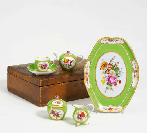 Meissen. Porcelain solitaire with apple green fond and reserves with flowers - Foto 1