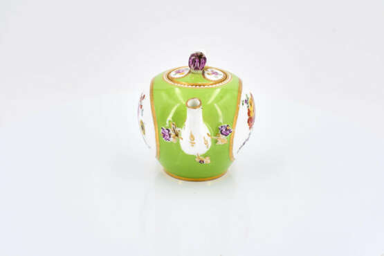 Meissen. Porcelain solitaire with apple green fond and reserves with flowers - photo 2