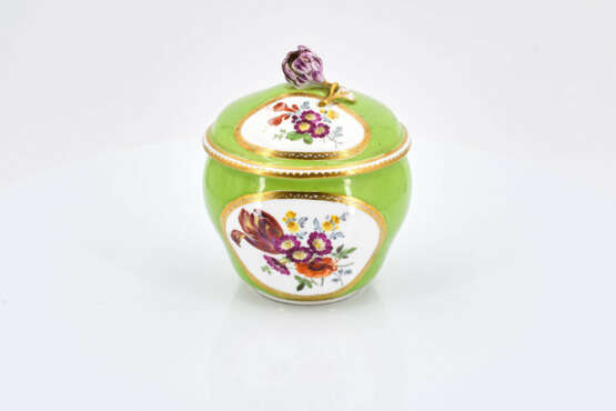 Meissen. Porcelain solitaire with apple green fond and reserves with flowers - photo 16