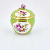 Meissen. Porcelain solitaire with apple green fond and reserves with flowers - photo 18