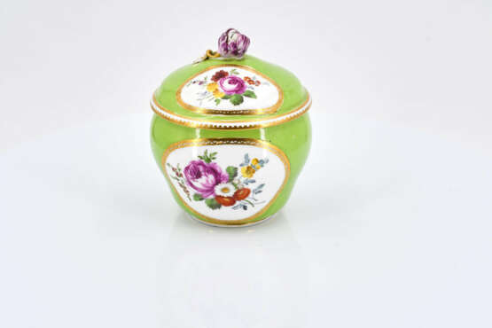 Meissen. Porcelain solitaire with apple green fond and reserves with flowers - Foto 18