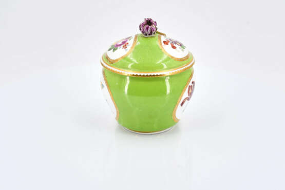 Meissen. Porcelain solitaire with apple green fond and reserves with flowers - photo 19