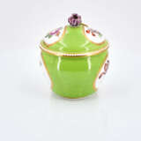 Meissen. Porcelain solitaire with apple green fond and reserves with flowers - Foto 19