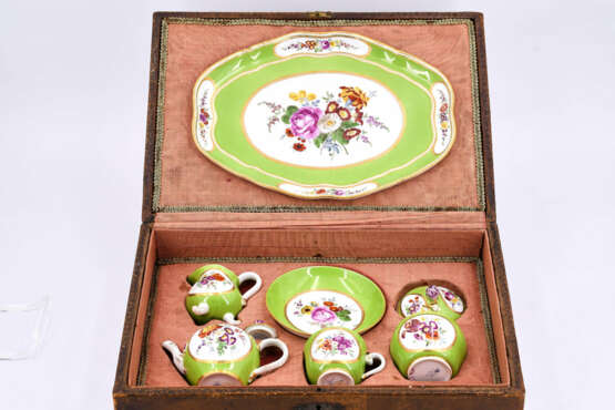 Meissen. Porcelain solitaire with apple green fond and reserves with flowers - Foto 22