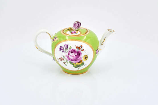 Meissen. Porcelain solitaire with apple green fond and reserves with flowers - photo 27