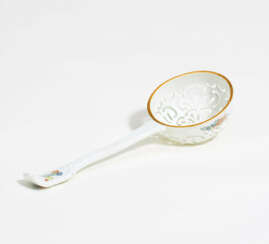 Porcelain spreading spoon with Kakiemon decor