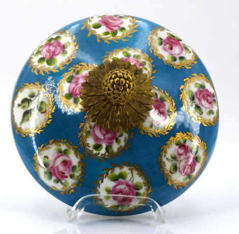 France. Porcelain goblet with rose decor - photo 2
