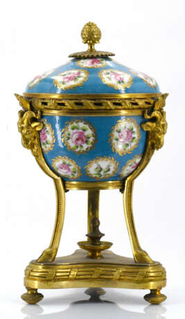 France. Porcelain goblet with rose decor - фото 4