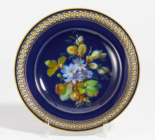 Meissen. Porcelain plate with violet coloured blossoms - photo 1