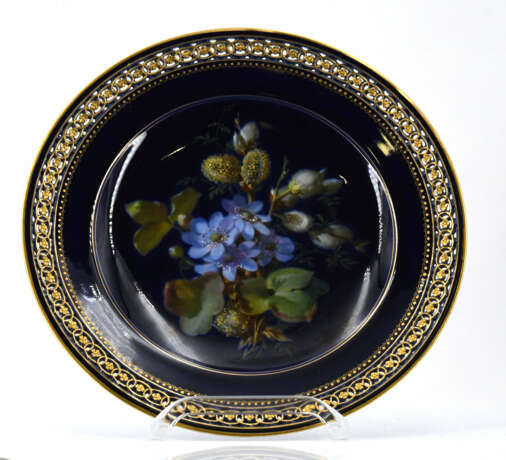 Meissen. Porcelain plate with violet coloured blossoms - photo 2