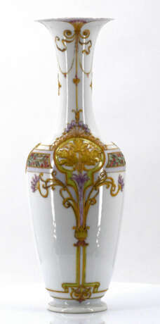 KPM. Small narrow-necked porcelain vase with relief decor - photo 4