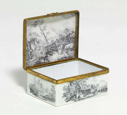 France. Enamel and fire-gilt copper snuff box with bucolic landscapes in Grisaille - photo 1