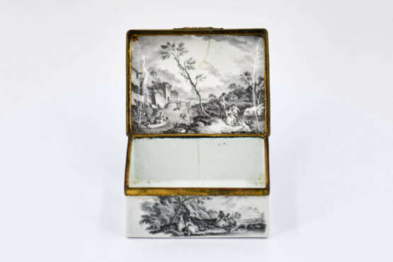 France. Enamel and fire-gilt copper snuff box with bucolic landscapes in Grisaille - photo 4