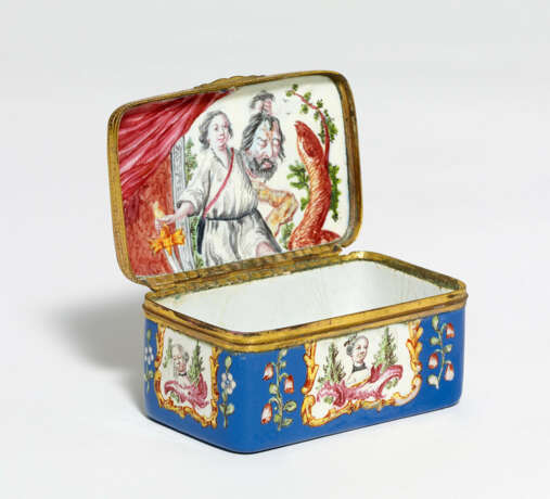 Presumably Italy. Enamel and fire-gilt copper snuff box with depiction of "Judith with the head of Holofernes". - photo 1