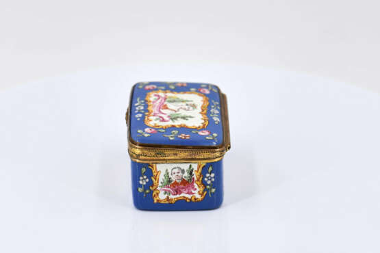 Presumably Italy. Enamel and fire-gilt copper snuff box with depiction of "Judith with the head of Holofernes". - photo 3