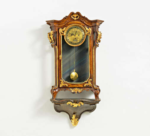 Österreich. Wooden rococo clock on console - фото 1