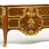 France. Splendid mahogany commode style Louis XV - фото 1