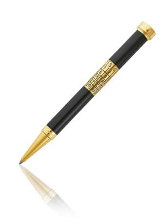 Cartier. CARTIER, GILT AND BLACK LACQUER LIMITED EDITION BALLPOINT PEN WITH WATCH AND CALENDAR - photo 2