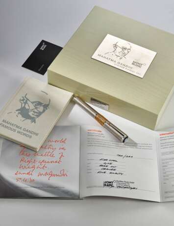 Montblanc. MONTBLANC, LIMITED EDITION WHITE AND YELLOW GOLD MAHATMA GANDHI 241 FOUNTAIN PEN, NO. 160/241 - фото 1