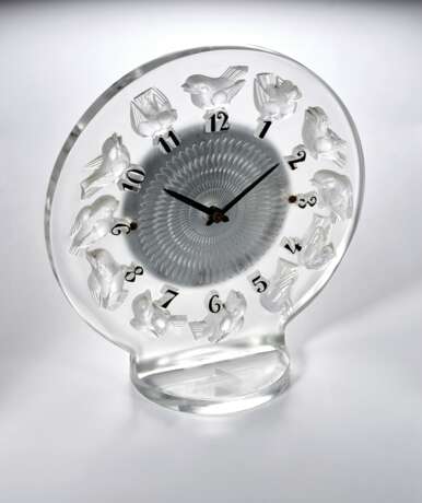 Omega. OMEGA AND LALIQUE, FROSTED GLASS AND CHROME 8-DAY ART DECO DESK TIMEPIECE, REF. 13.309 - photo 1