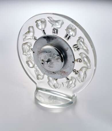 Omega. OMEGA AND LALIQUE, FROSTED GLASS AND CHROME 8-DAY ART DECO DESK TIMEPIECE, REF. 13.309 - photo 2