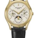 Patek Philippe. PATEK PHILIPPE, GOLD PERPETUAL CALENDARAND MOON PHASES WITH LATER DIAL, REF. 3940J - Foto 1