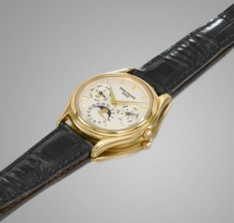 Patek Philippe. PATEK PHILIPPE, GOLD PERPETUAL CALENDARAND MOON PHASES WITH LATER DIAL, REF. 3940J - Foto 2