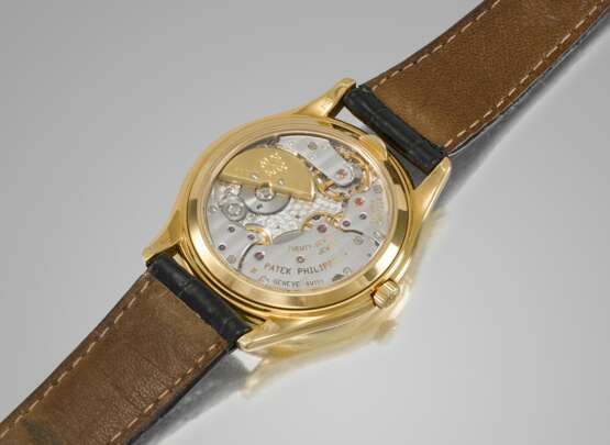 Patek Philippe. PATEK PHILIPPE, GOLD PERPETUAL CALENDARAND MOON PHASES WITH LATER DIAL, REF. 3940J - Foto 3