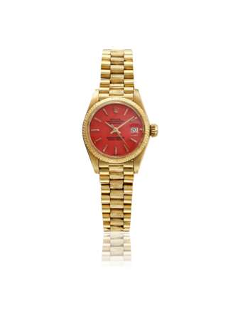 Rolex. ROLEX, A LADY'S GOLD DATEJUST WITH RED STELLA DIAL, REF.6927 - photo 1