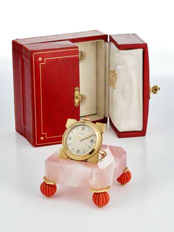 Universal. Cartier. CARTIER, PARIS, 18K GOLD, CORAL AND ROSE QUARTZ HINGED DESK TIMEPIECE - фото 3
