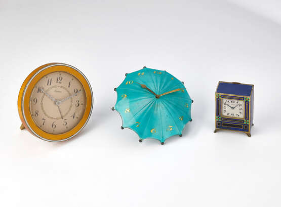 Tiffany & Co.. CARTIER, TIFFANY, SWISS, A GROUP OF THREE DESK TIMEPIECES - photo 1