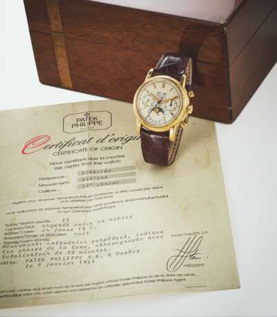 PATEK PHILIPPE. A VERY RARE 18K GOLD PERPETUAL CALENDAR CHRONOGRAPH WRISTWATCH WITH MOON PHASES, CERTIFICATE OF ORIGIN AND BOX - Foto 3